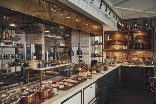 una gran cocina con mucha comida en la barra en Hotel Frantz, WorldHotels Crafted, en Estocolmo