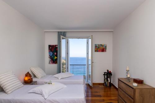 En eller flere senge i et værelse på Villa Salty