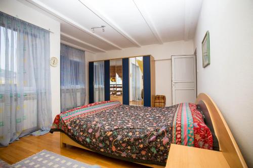 1 dormitorio con 1 cama en una habitación en Piramida Visoko, en Visoko