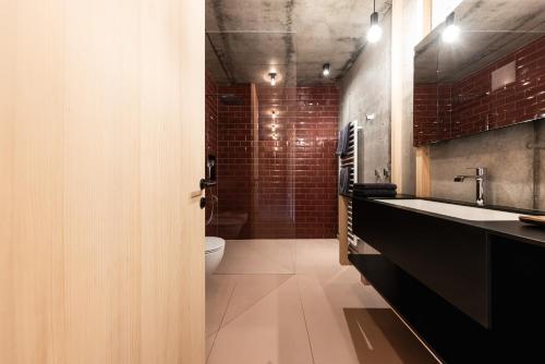 un bagno con lavandino e WC di Füchslhof a Marlengo