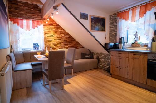 uma cozinha e sala de jantar com uma mesa e uma escada em Appartement Edelweiss mit Infrarotkabine em Großsölk