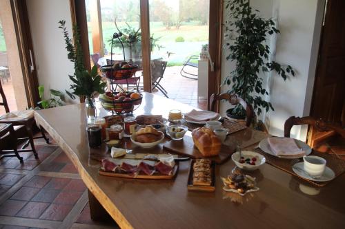 een tafel met veel eten erop bij A L'Esquirot in Gabarret