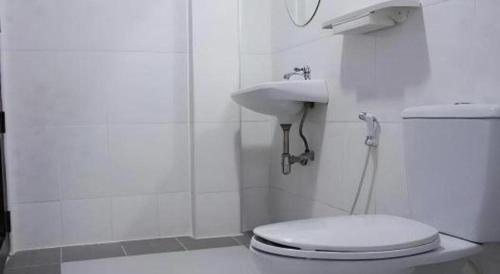 ナーンにあるNan Lanna Hotelのトイレと洗面台を備えた白いバスルーム