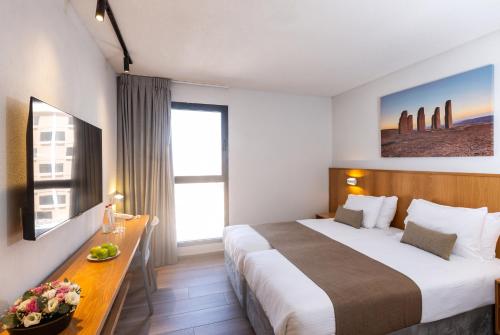 Postel nebo postele na pokoji v ubytování Roxon Desert Arad