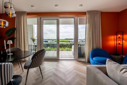 una sala de estar con un sofá y una mesa en Luxe apartment in recidence marina uithaven 1C, en Kamperland
