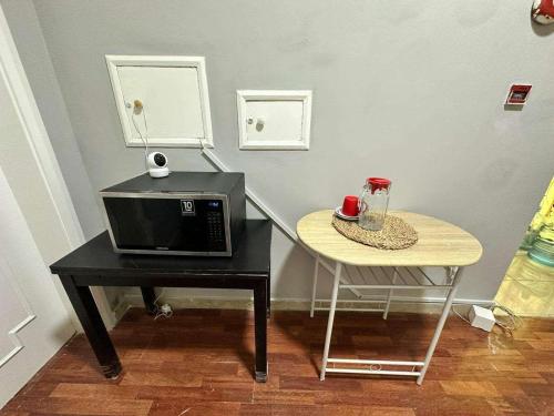 Et tv og/eller underholdning på Villa 24 Terrace Master Room Abu Dhabi 2nd floor