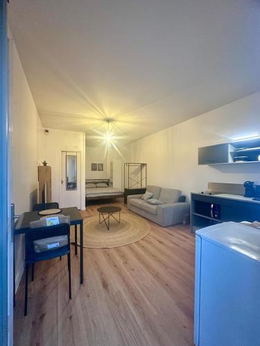 ein Wohnzimmer mit Sofa und Tisch in der Unterkunft The Urban Refuge in Champs-Sur-Marne