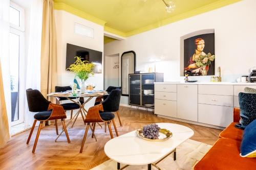 een woonkamer met een bank en een tafel bij Copernicus House & Spa in Krakau