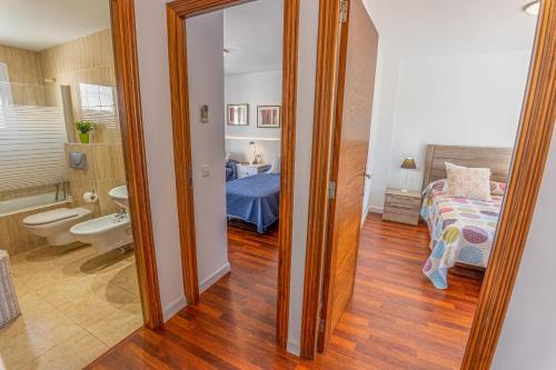 Et badeværelse på Villa Playa Esperanza by Rentallorca