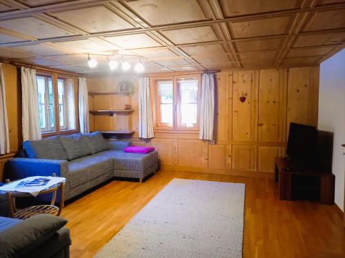 een woonkamer met een bank en een tv bij Haus Kanisfluh in Au im Bregenzerwald