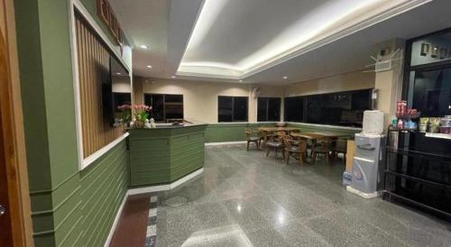 Кухня или мини-кухня в Kiatwimon Hotel
