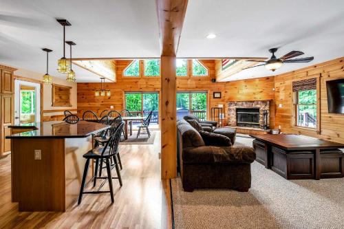 Η κουζίνα ή μικρή κουζίνα στο Massive Log Chalet with Hot Tub