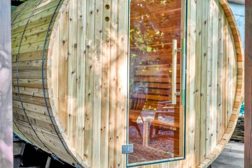 Φωτογραφία από το άλμπουμ του Massive Log Chalet with Hot Tub σε Uswick