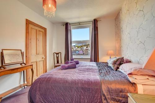 En eller flere senge i et værelse på 3 Bed in Dartmouth oc-bc21