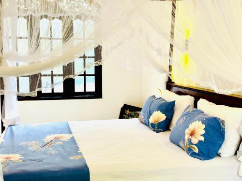 Giường trong phòng chung tại Paradise cove Apartment