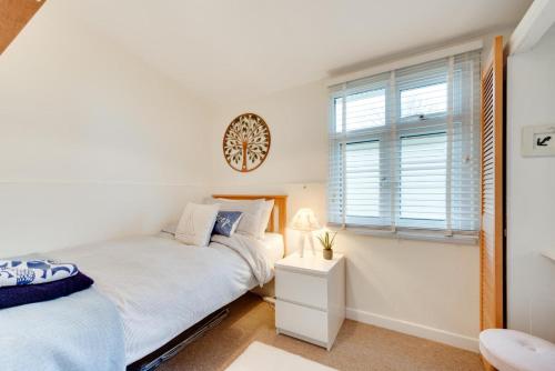 En eller flere senge i et værelse på 2 Bed in Stoke Fleming oc-bc777