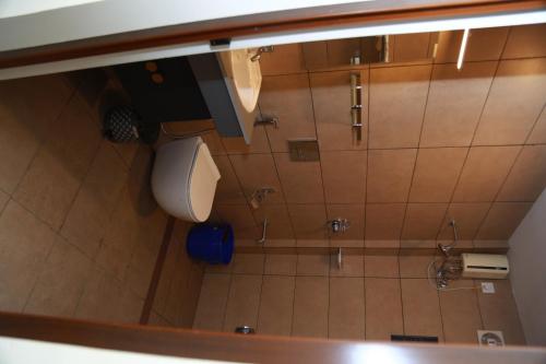 イドゥッキにあるSerene Peaksのバスルーム(トイレ、シャワー付)のオーバーヘッドビュー