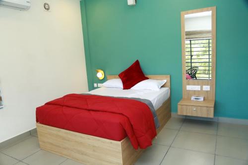 イドゥッキにあるSerene Peaksのベッドルーム1室(赤い毛布付きのベッド1台付)