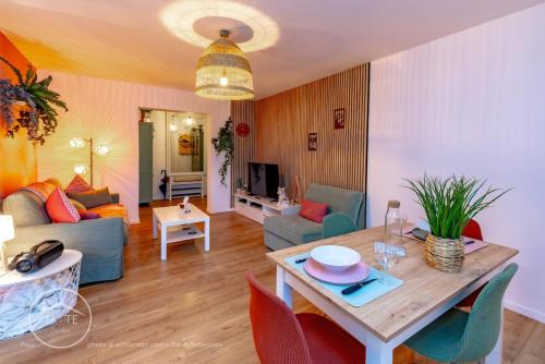 TV a/nebo společenská místnost v ubytování Confort, centre-ville et garage privé