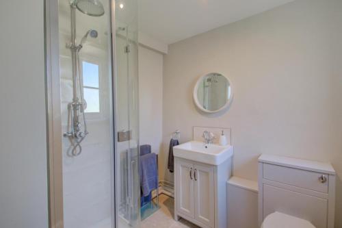 een badkamer met een douche, een toilet en een wastafel bij 3 Bed in Wighton oc-1978 in Wighton