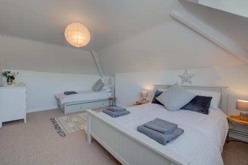 een slaapkamer met een bed met twee handdoeken erop bij 3 Bed in Wighton oc-1978 in Wighton