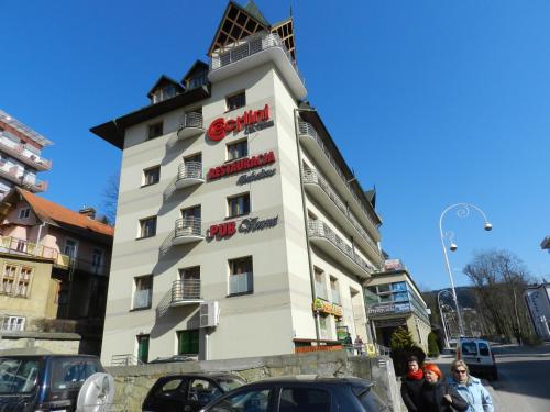 クリニツァ・ズドルイにあるApartament 210の標識が書かれた白い高い建物