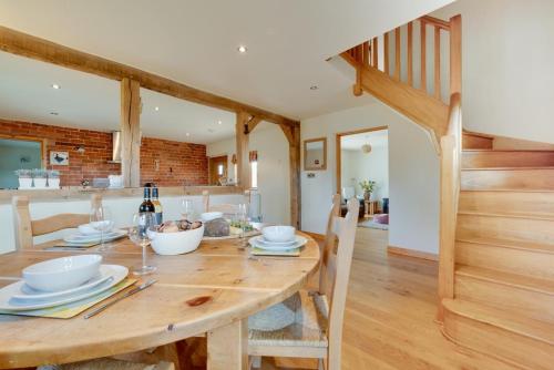 een keuken en eetkamer met een houten tafel bij 2 Bed in Wrexham oc-26687 in Wynnstay