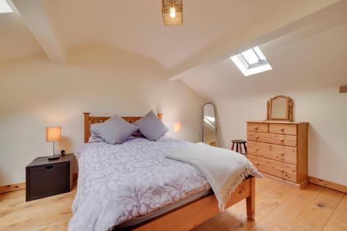 een slaapkamer met een bed, een ladekast en een raam bij 2 Bed in Wrexham oc-26687 in Wynnstay