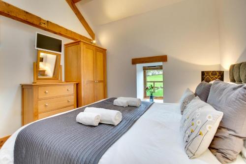 una camera da letto con un letto grande con asciugamani sopra di 2 Bed in Bala oc-82212 a Bala