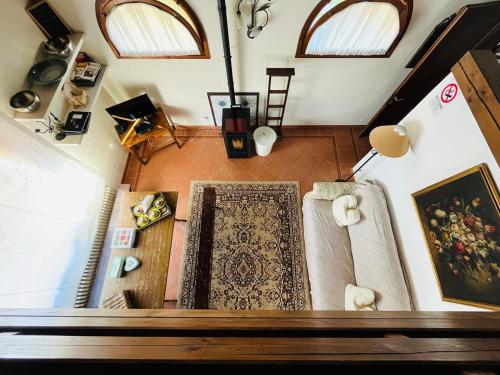 vista sul soffitto di un soggiorno con tappeto di Agriturismo Ca' di Mazza a Monzuno