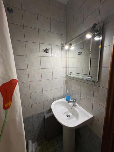 Et badeværelse på KTELI Sleep & Chill Apartment