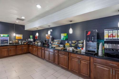 a restaurant with a counter with a coffee shop at Quality Inn & Suites Denver Airport - Gateway Park in Aurora