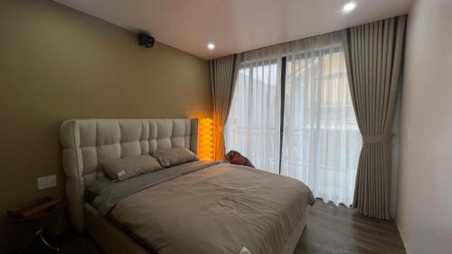 En eller flere senge i et værelse på Yên Homestay & cafe