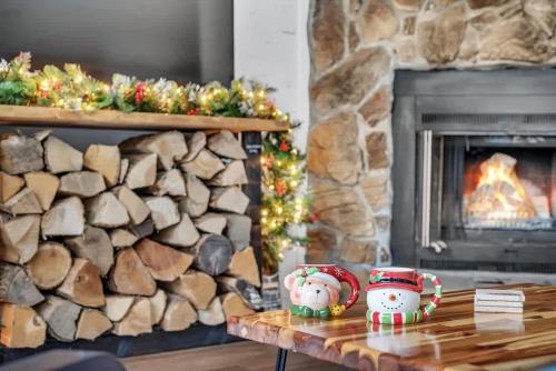 ein Wohnzimmer mit Kamin und einem Tisch mit zwei Weihnachtsdekorationen in der Unterkunft A Refined Retreat Perfect for Couples or Families in Westcolang Park
