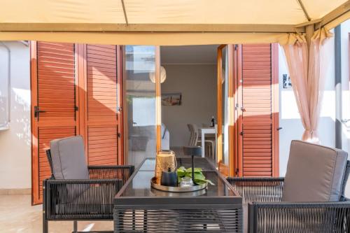 Un comedor con mesa y sillas en Lime Calabria Apartment, en Falerna Marina