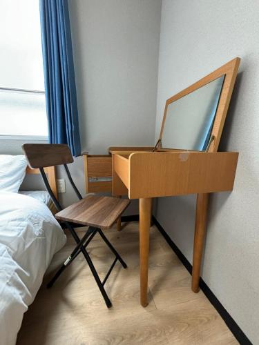 Direct to Narita 9min walk from Kinshicho St Within walking distance of Asakusa and Skytree 50min bus ride to Disneyland 3min walk from the mall