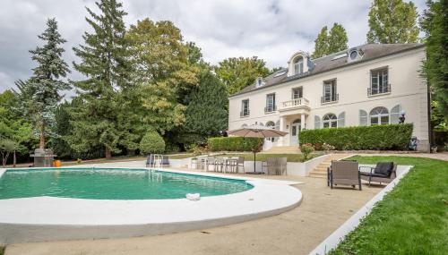 Bazén v ubytování Privatelodge - Villa avec Piscine en bords de Marne nebo v jeho okolí