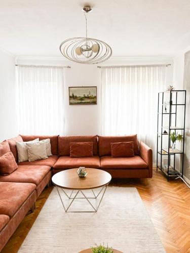 Cozy Downtown Escape