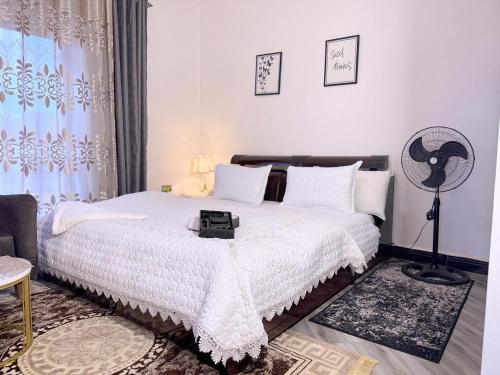 Postel nebo postele na pokoji v ubytování Stephjoe properties