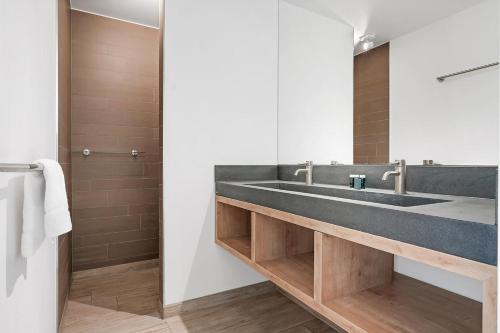 Et badeværelse på Luxury Beachfront Villa 4p - Uitzicht op de Baai & Duinen - Villa 19