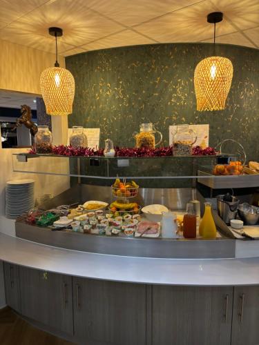 een buffet met veel verschillende soorten eten bij Hôtel Le Pavillon de Saint-Lô - anciennement Lunotel in Saint Lo