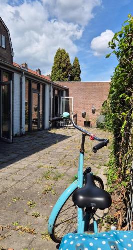 a blue bike parked in front of a house at Guesthouse Bij de Groenestraat in Nijmegen