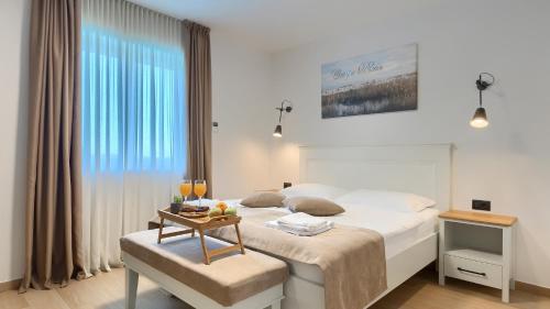 Giường trong phòng chung tại Modern villa Grgo with pool and jacuzzi in Tinjan