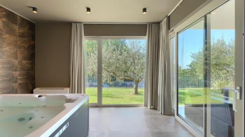 Ảnh trong thư viện ảnh của Modern villa Grgo with pool and jacuzzi in Tinjan ở Bašići