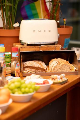 アムステルダムにあるホテル ラ ボヘームのサンドイッチやボウルに盛られた食べ物が置かれたテーブル