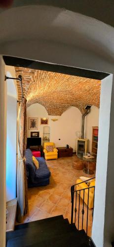 a living room with a brick wall and a couch at Casa del Comandante- Bluchalet in Cervo