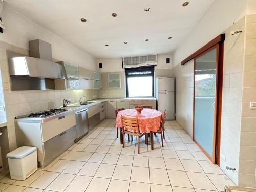 Kuchyň nebo kuchyňský kout v ubytování Panoramic VILLA