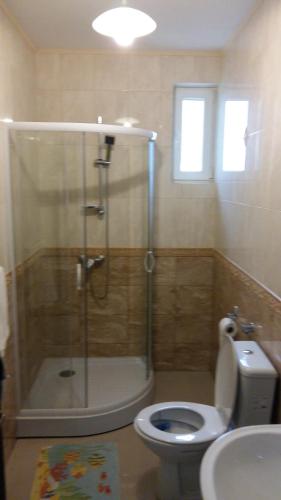 Koupelna v ubytování PENSIUNEA CARAIMAN Servicii de cazare