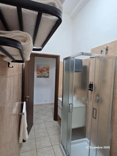 een badkamer met een douchecabine en een toilet bij B&B Domus Morfeo 2 in Casagiove