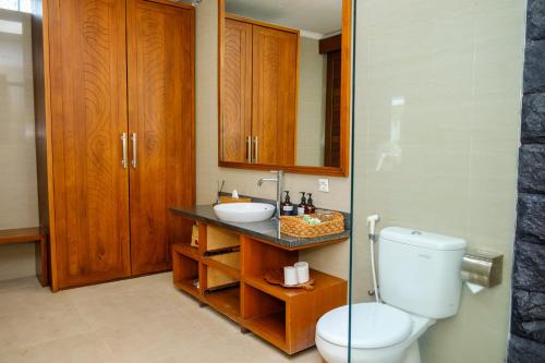een badkamer met toilet en wastafel bij Lebak Bali Residence in Canggu